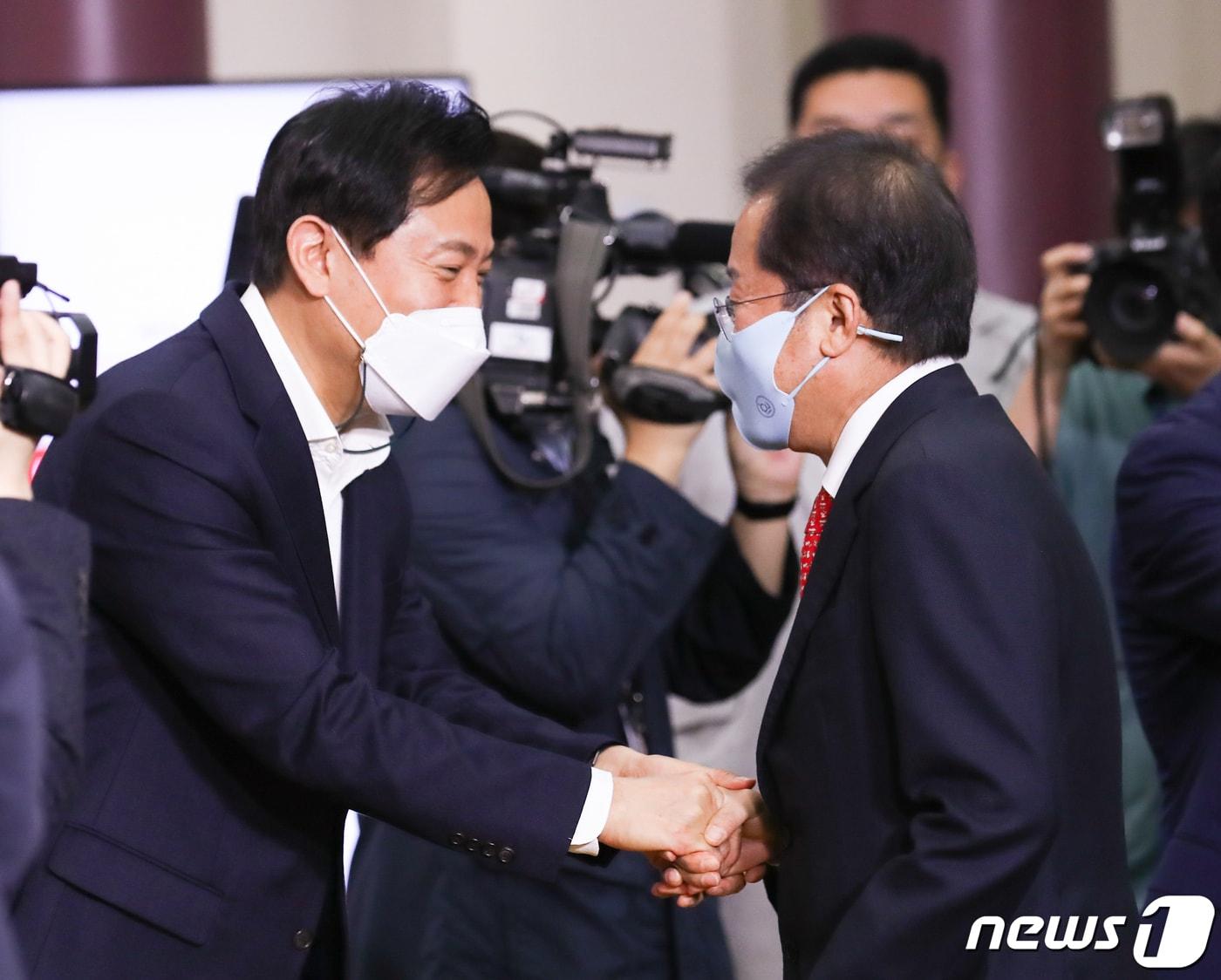 본문 이미지 - 오세훈 서울시장과 홍준표 당시 대구시장 후보가 2022년 5월 국회의원회관에서 열린 '제8회 동시지방선거 국민의힘 광역단체장 후보 공천장 수여식'에서 인사를 나누고 있다. (사진은 기사 내용과 무관함) (공동취재)2022.5.6/뉴스1 ⓒ News1 자료 사진