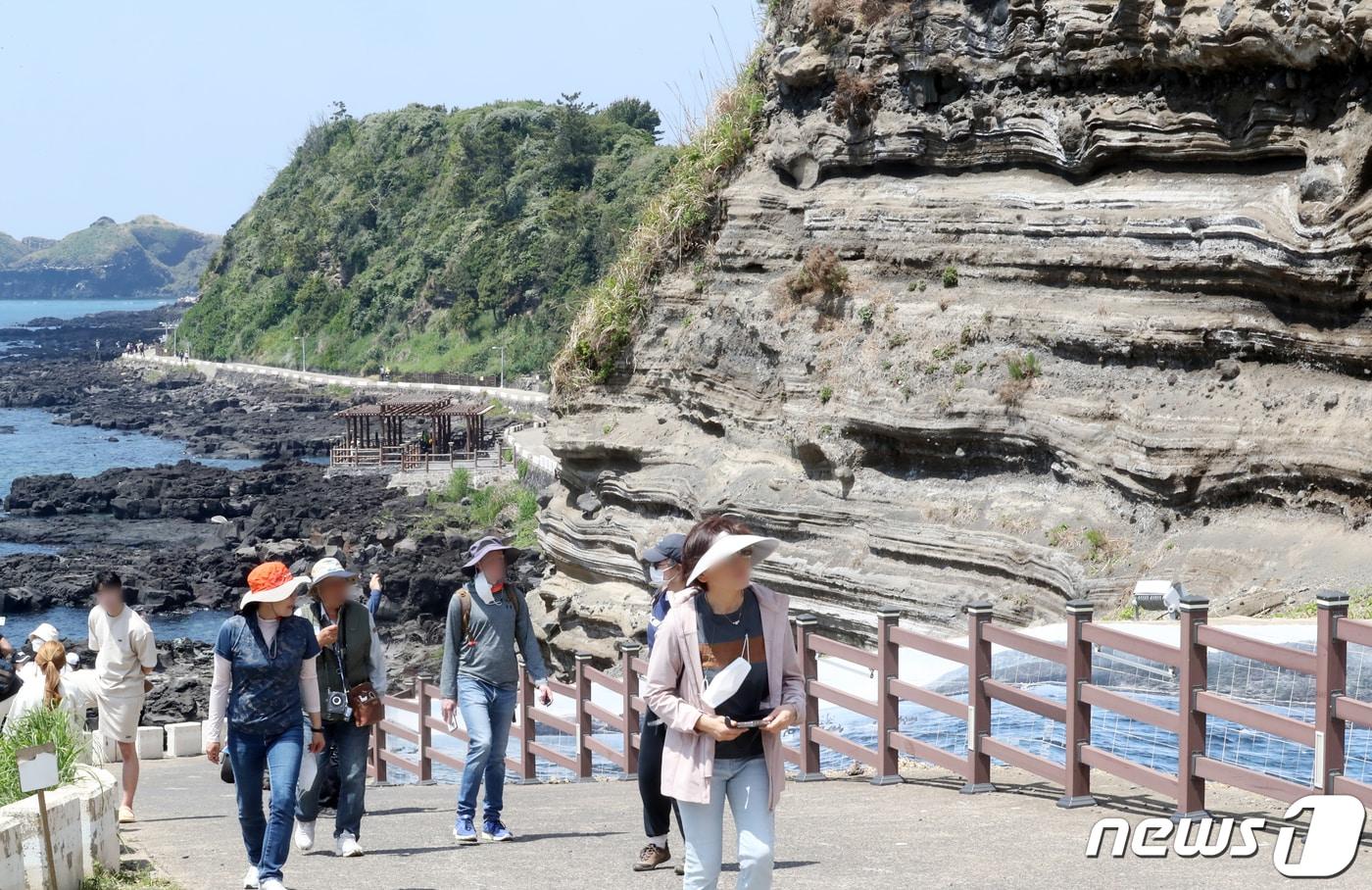 본문 이미지 - 제주 수월봉 해안을 걷고 있는 탐방객들.ⓒ 뉴스1 DB