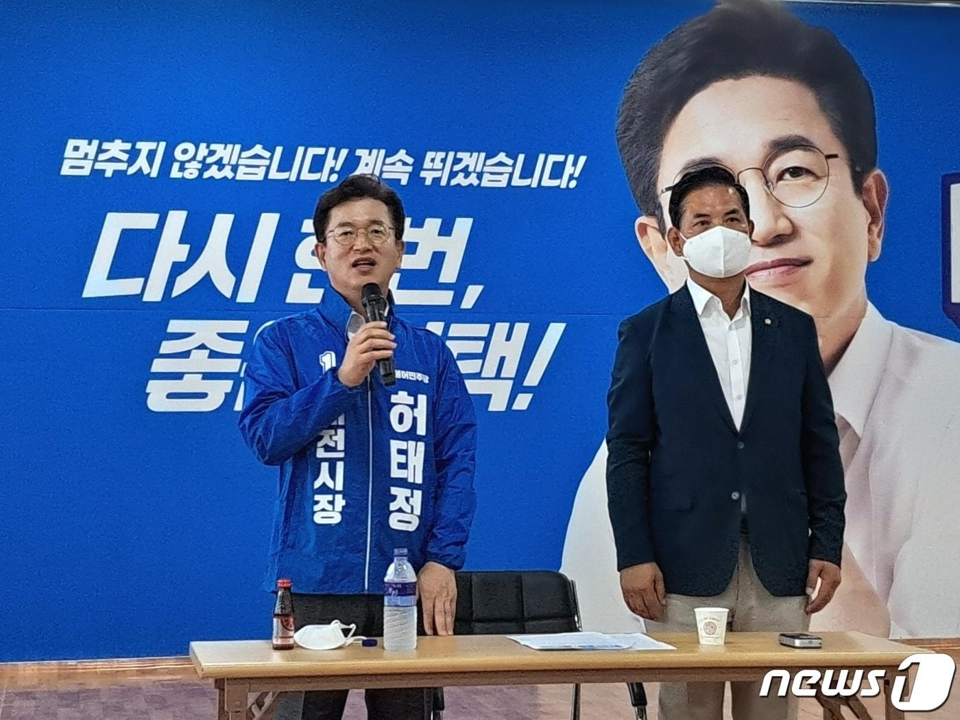 본문 이미지 - 더불어민주당 허태정 대전시장 후보(왼쪽)와 박영순 총괄선대본부장이 6일 서구 둔산동 ‘온통행복래캠프’에서 1차 선대위 명단을 발표하고 있다. ⓒ뉴스1 최일 기자