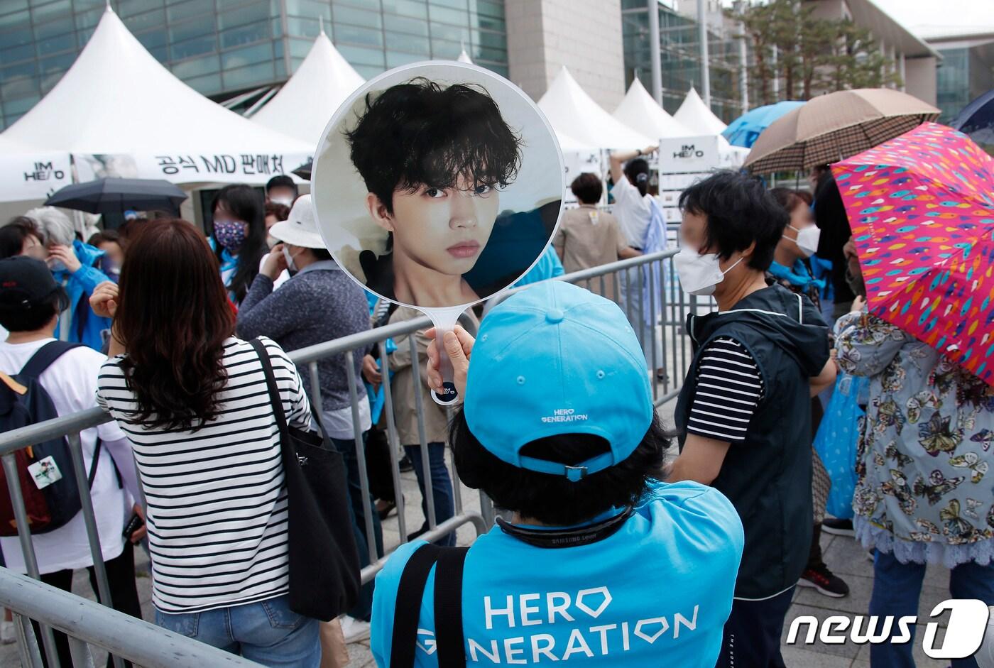 6일 오후 경기도 고양시 일산 킨텍스에서 열리는 가수 임영웅의 전국투어 '아임 히어로'(IM HERO) 콘서트장을 찾은 팬들이 임영웅 앨범을 사기 위해 줄을 서 있다. 2022.5.6/뉴스1 ⓒ News1 권현진 기자