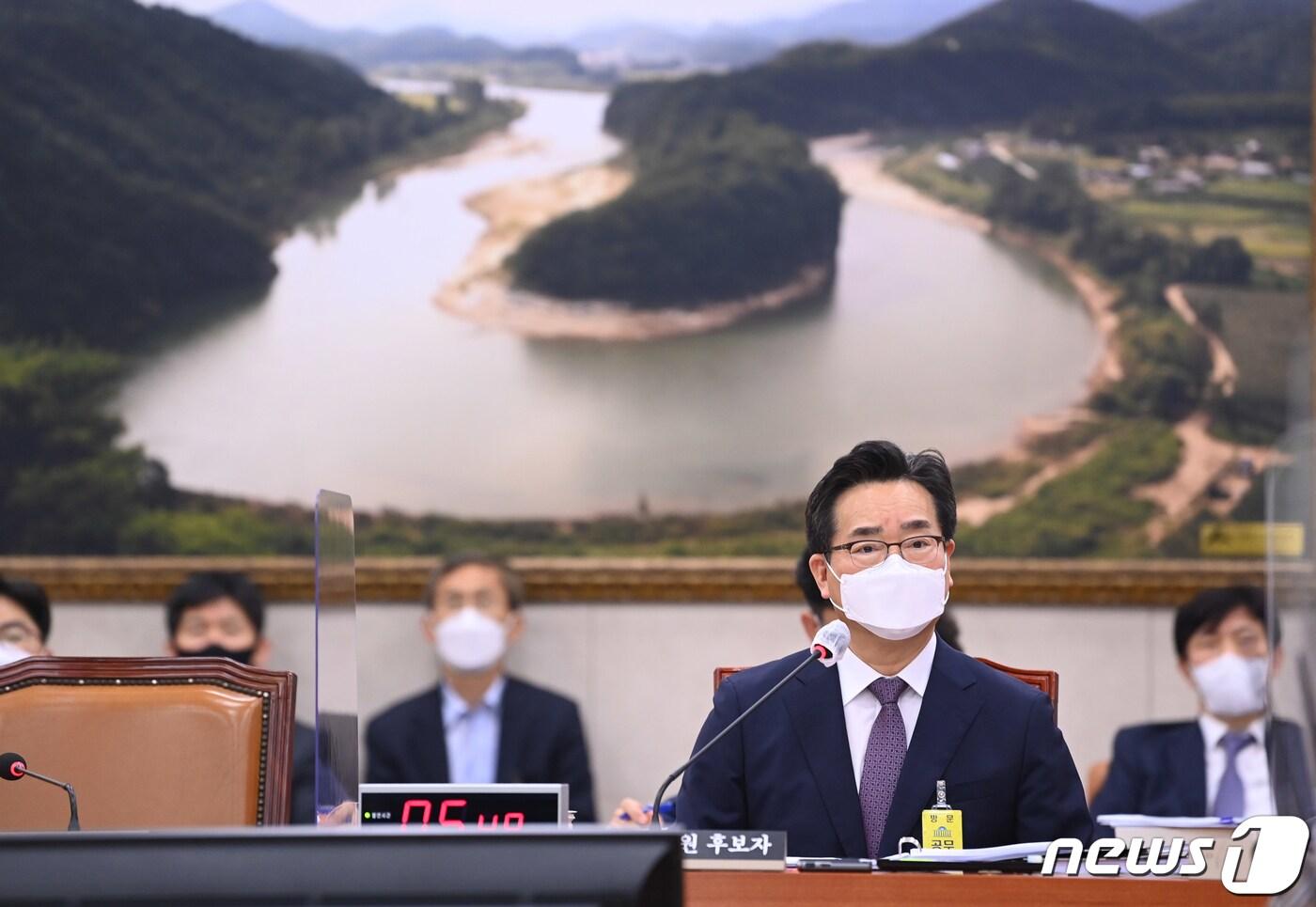 본문 이미지 - 정황근 농림축산식품부 장관 후보자가 6일 오후 서울 여의도 국회 농림축산식품해양수산위원회에서 열린 인사청문회에서 의원들의 질의에 답하고 있다. (공동취재)2022.5.6/뉴스1 ⓒ News1 허경 기자
