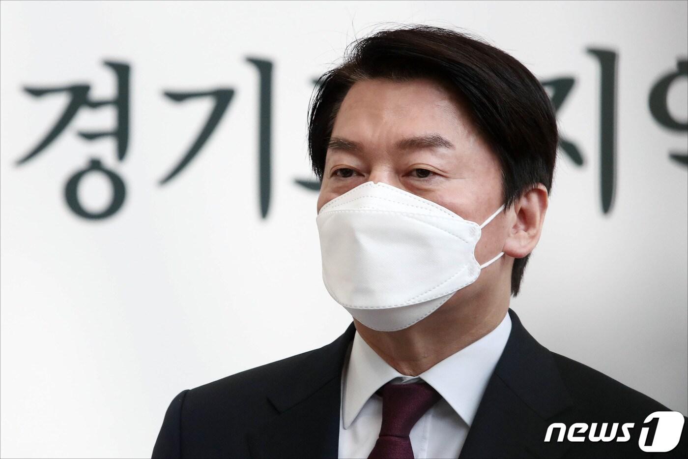 본문 이미지 - 안철수 대통령직인수위원회 위원장이 6일 수원 경기도경제과학진흥원에서 경기도 지역 정책과제 국민보고회를 마친 뒤 경기 성남 분당갑 보궐선거 출마에 대한 취재진 질의에 답하고 있다. (공동취재) 2022.5.6/뉴스1 ⓒ News1 안은나 기자