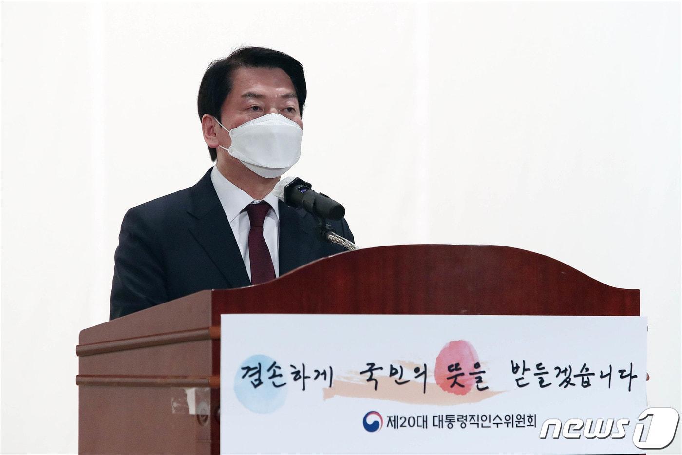 본문 이미지 - 안철수 대통령직인수위원회 위원장이 6일 수원 경기도경제과학진흥원에서 열린 '경기도 지역정책과제 국민보고회'에서 인사말을 하고 있다.(공동취재) 2022.5.6/뉴스1 ⓒ News1 안은나 기자