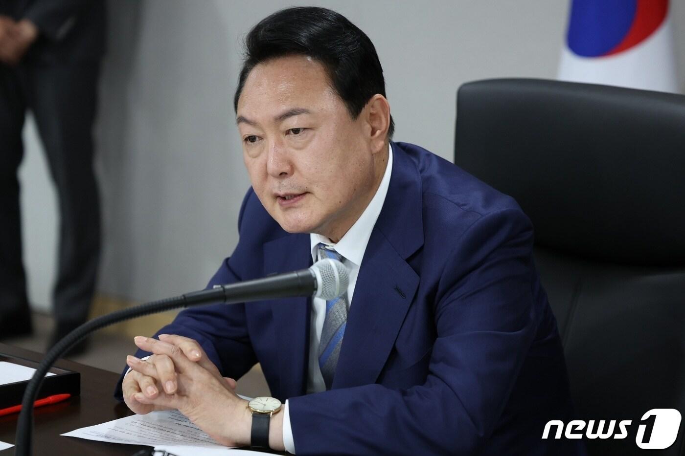 본문 이미지 - 윤석열 대통령 당선인이 역대 당선인 신분으로서는 처음으로 6일 오후 서울 용산 대통령실 청사 내 새로 마련된 국가위기관리센터에서 안보상황 점검회의를 주재하고 있다.(당선인 대변인실 제공) 2022.5.6/뉴스1 ⓒ News1 안은나 기자
