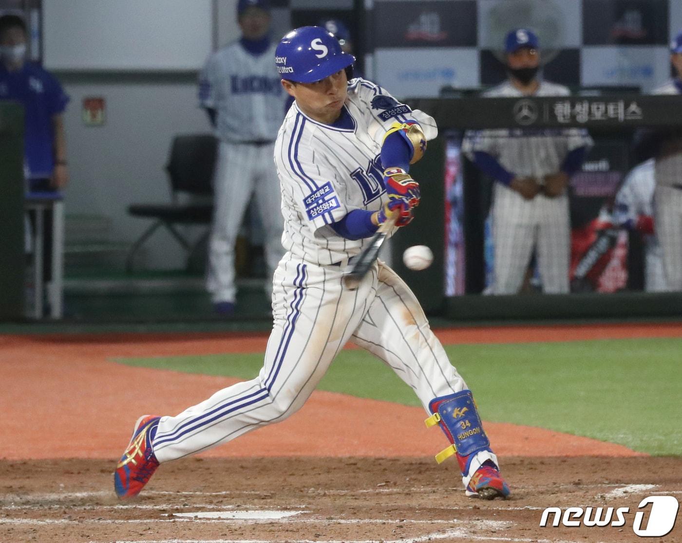 본문 이미지 - 6일 오후 부산시 동래구 사직야구장에서 열린 프로야구 '2022 신한은행 SOL KBO리그' 삼성 라이온스와 롯데 자이언츠의 경기, 4회 초 김헌곤이 1사 주자 없는 상황에 안타를 치고 있다. 2022.5.6/뉴스1 ⓒ News1 김영훈 기자