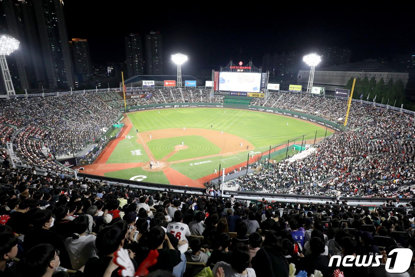 본문 이미지 - 부산 사직구장을 찾은 야구팬들. 뉴스1 DB ⓒ News1 김영훈 기자