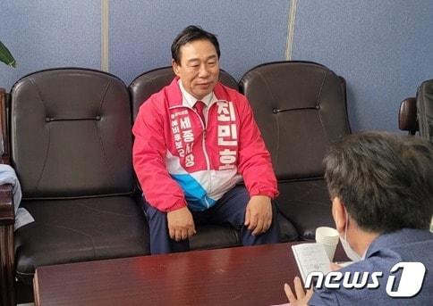 본문 이미지 - 국민의힘 최민호 세종시장 후보가 6일 오후 대평동 선거사무실에서 자신의 공약과 선거에 임하는 자세 등에 대해 얘기하고 있다. ⓒ 뉴스1
