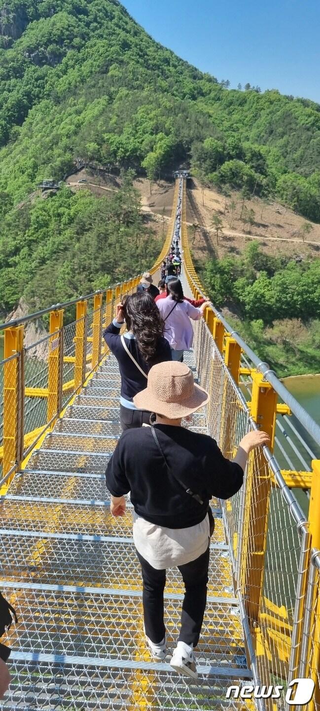 본문 이미지 - 충남 금산 월영산 출렁다리를 구경하기 위해 7일 전국 각지에서 몰려든 인파로 북적이고 있다.ⓒ 뉴스1