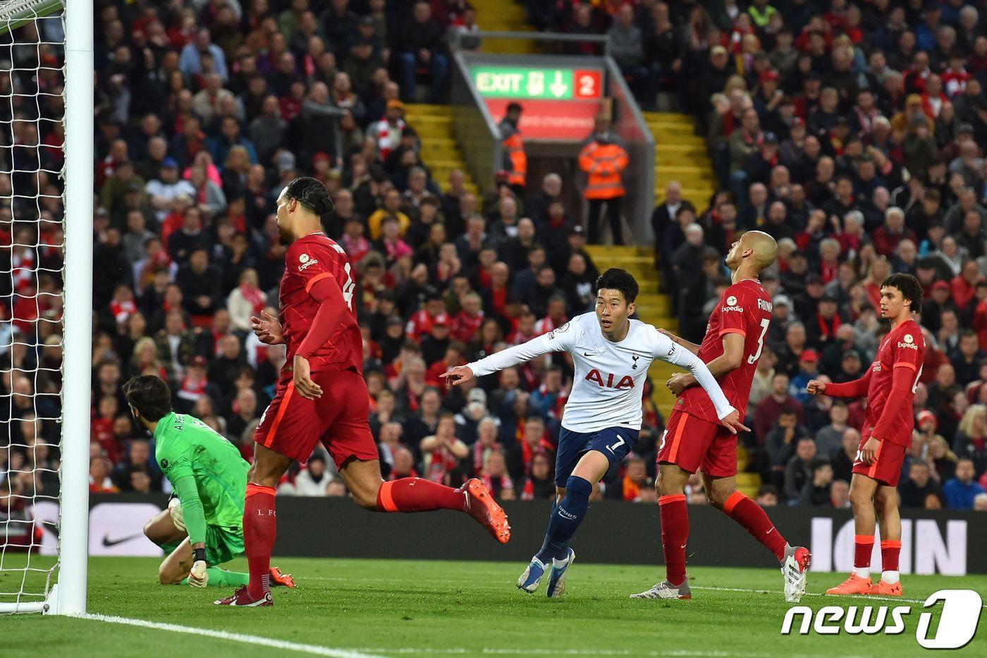 손흥민(토트넘)이 8일(한국시간) 영국 리버풀의 안필드에서 열린 2021-22시즌 잉글랜드 프리미어리그(EPL) 36라운드 리버풀과의 원정 경기에서 리그 20호골을 기록한 뒤 기뻐하고 있다. ⓒ AFP=뉴스1 ⓒ News1 이승배 기자
