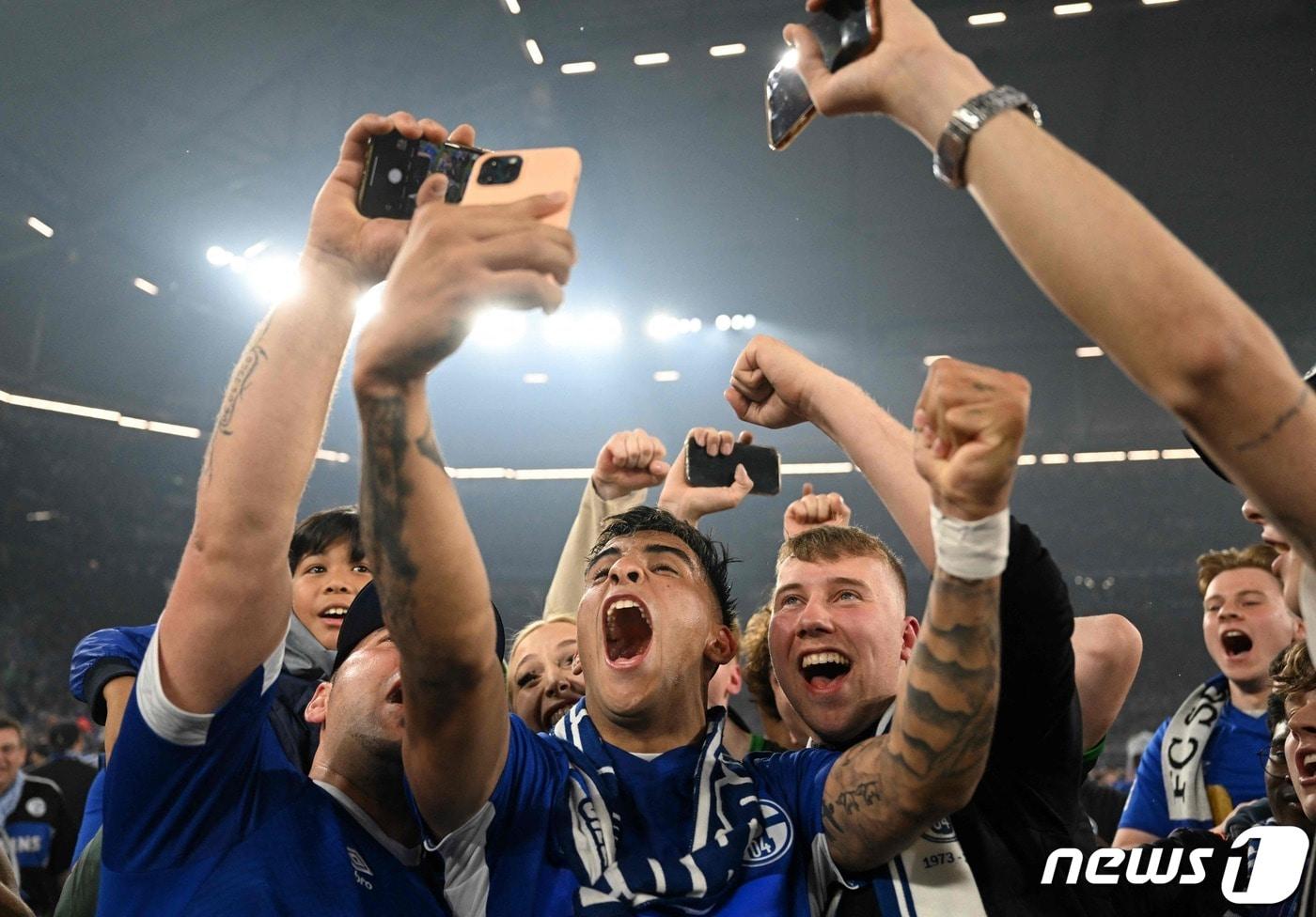 본문 이미지 - 한 시즌 만에 1부로 승격한 샬케04. ⓒ AFP=뉴스1