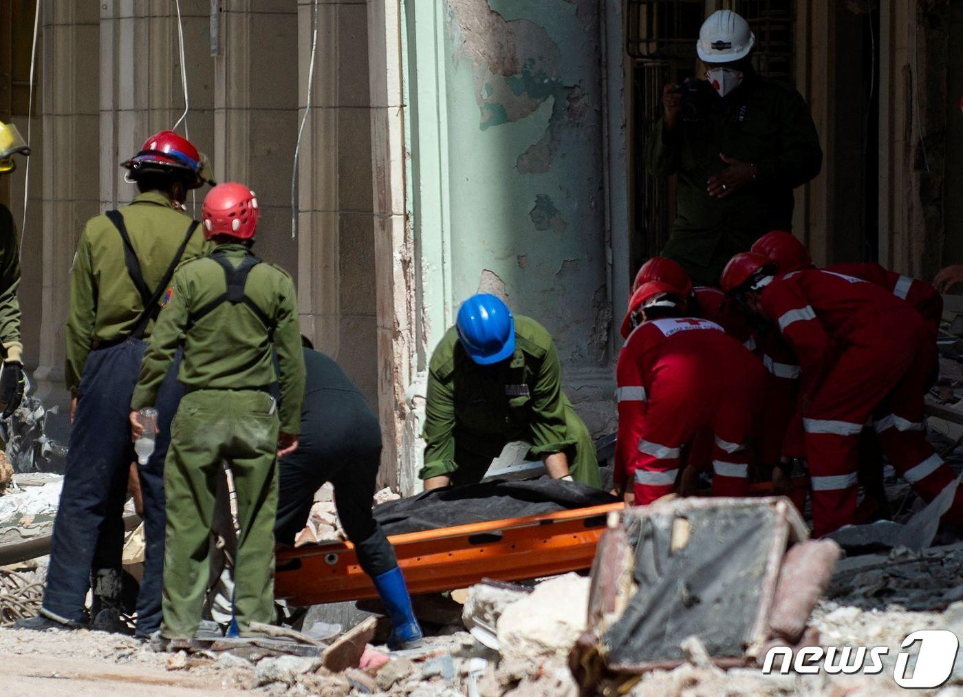 본문 이미지 - 쿠바 수도 아바나 시내의 사라토가 호텔에서 지난 6일(현지시간) 발생한 가스 유출 추정 폭발에 의한 사망자가 27명으로 늘어난 가운데 구조 당국은 7일 무너진 건물에서 생존자 수색 작업을 벌이고 있다. ⓒ AFP=뉴스1