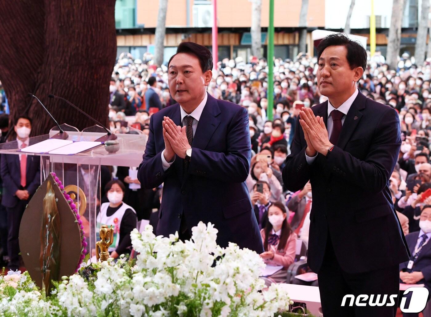 본문 이미지 - 윤석열 대통령(왼쪽)과 오세훈 서울시장이 지난해 5월8일 오전 서울 종로구 조계사에서 열린 ‘불기2566년 부처님 오신날 법요식’ 에 참석해 헌촉 후 합장을 하고 있다. 2022.5.8/뉴스1 ⓒ News1 인수위사진기자단