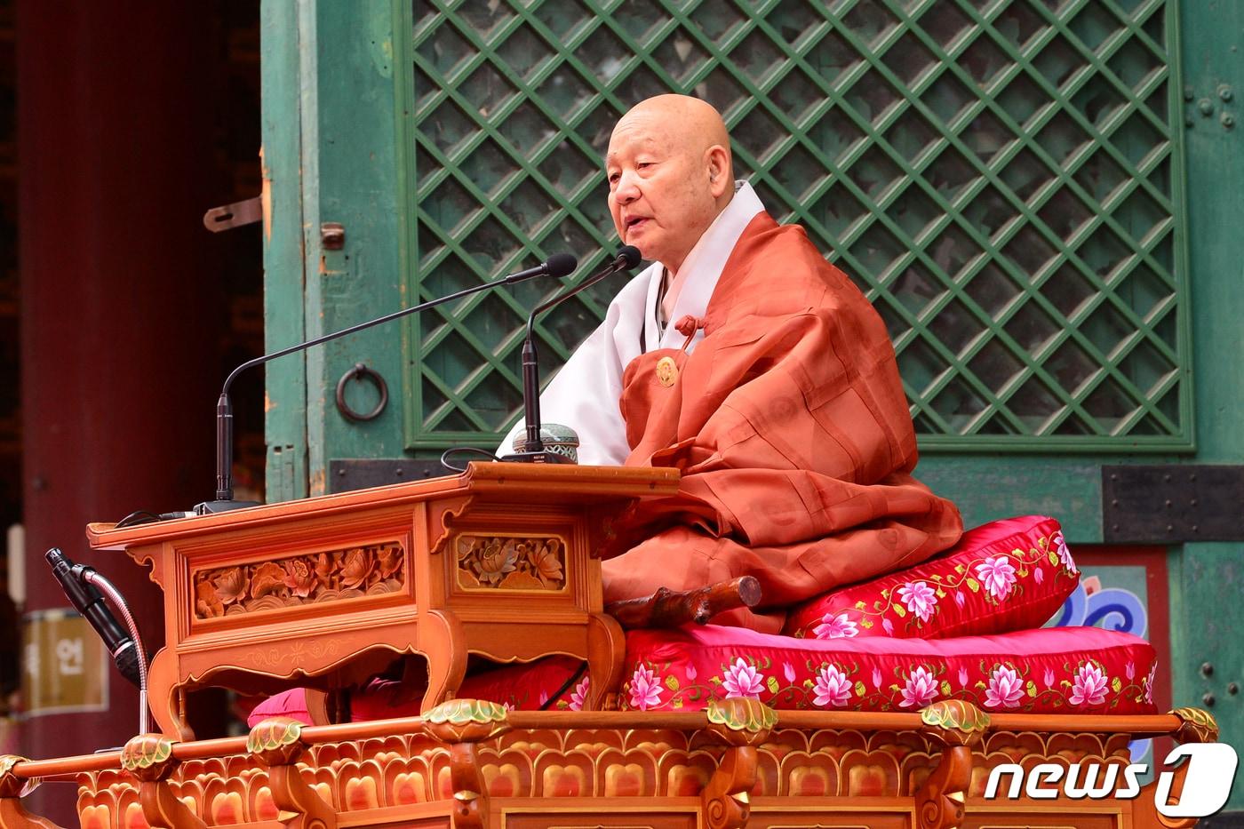 조계종 종정 성파스님이 8일 오전 서울 종로구 조계사에서 열린 ‘불기2566년 부처님 오신날 법요식’에서 법어를 하고 있다. 2022.5.8/뉴스1 ⓒ News1 인수위사진기자단