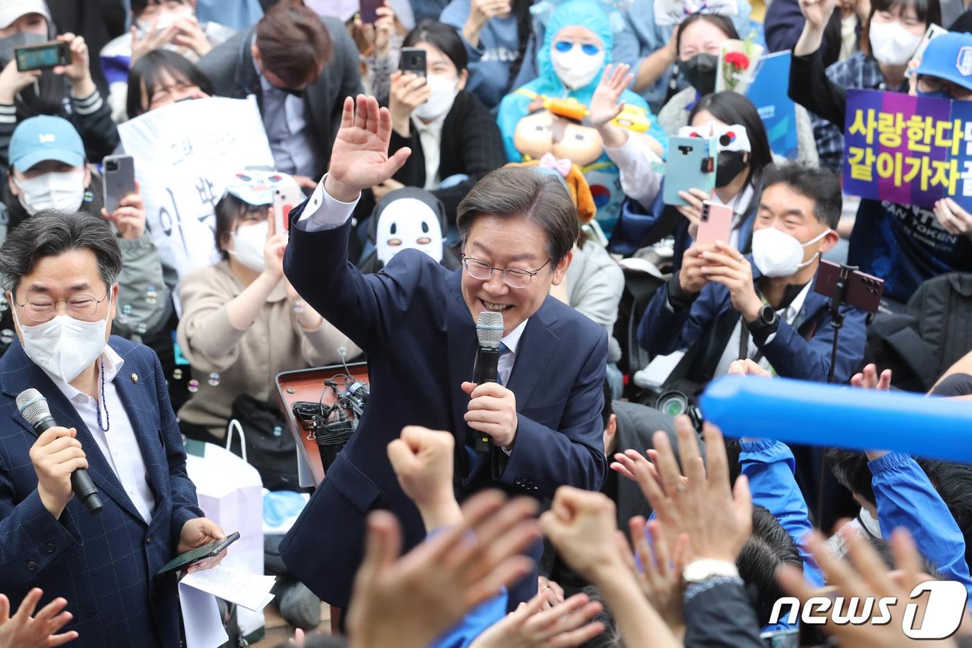 본문 이미지 - 인천 계양을 국회의원 보궐선거에 나서는 이재명 더불어민주당 상임고문이 8일 인천 계양산 야외공연장에서 열린 출마 선언 기자회견에서 지지자들에게 인사하고 있다. 2022.5.8/뉴스1 ⓒ News1 국회사진취재단