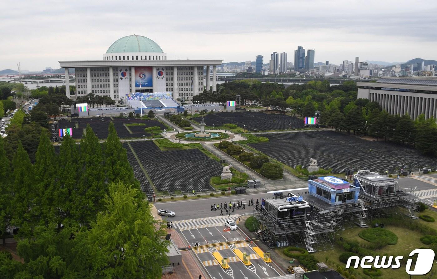 본문 이미지 - 제20대 대통령취임식을 이틀 앞둔 8일 서울 여의도 국회 본관 앞에 취임식 참석자들을 위한 좌석과 방송국 부스가 보이고 있다. (공동취재) 2022.5.8/뉴스1 ⓒ News1 이재명 기자