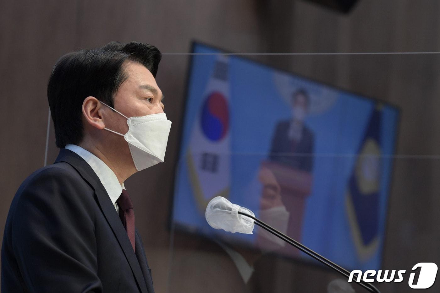 본문 이미지 - 안철수 전 대통령직인수위원장이 8일 국회 소통관에서 경기 분당갑 국회의원 보궐선거 출마를 공식 선언하고 있다. (공동취재) 2022.5.8/뉴스1 ⓒ News1 이재명 기자