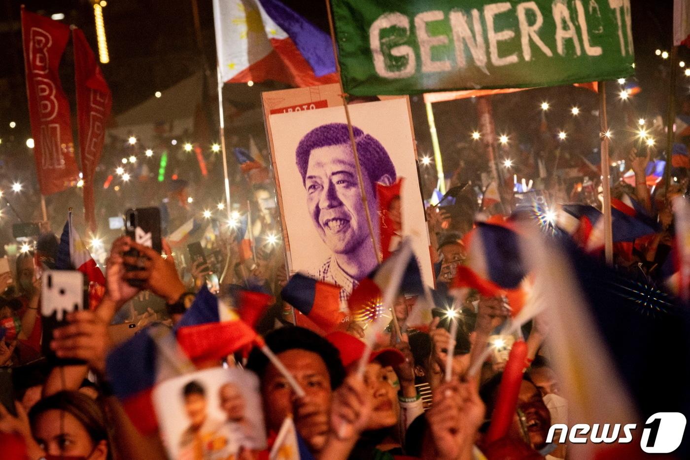 필리핀 대통령 선거운동 마지막 날인 7일 메트로 마닐라 팔랑케 시티에 모인 페르디난드 '봉봉' 마르코스 주니어 후보의 지지자들이 환호하는 모습, 마르코스 주니어는 1986년 민주화 운동으로 쫓겨난 독재자의 아들이다. 2022. 5. 7. ⓒ 로이터=뉴스1 ⓒ News1 최서윤 기자