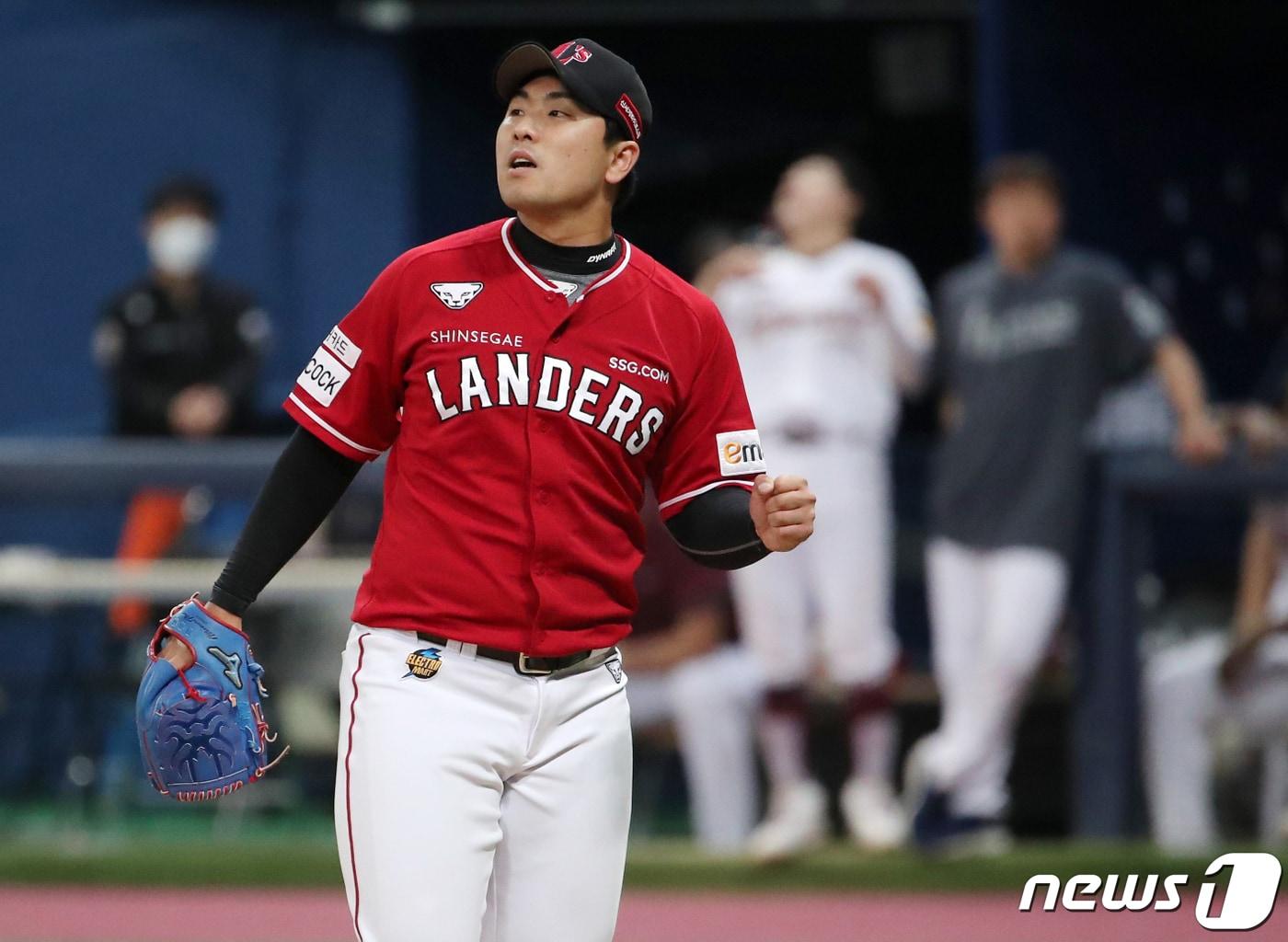 본문 이미지 - 8일 서울 구로구 고척스카이돔에서 열린 프로야구 '2022 신한은행 SOL KBO리그' SSG랜더스와 키움히어로즈의 경기, SSG 마무리 김택형이 9회말 2사 만루에서 키움 박준혁을 삼진으로 잡은 후 환호하고 있다. 2022.5.8/뉴스1 ⓒ News1 김진환 기자