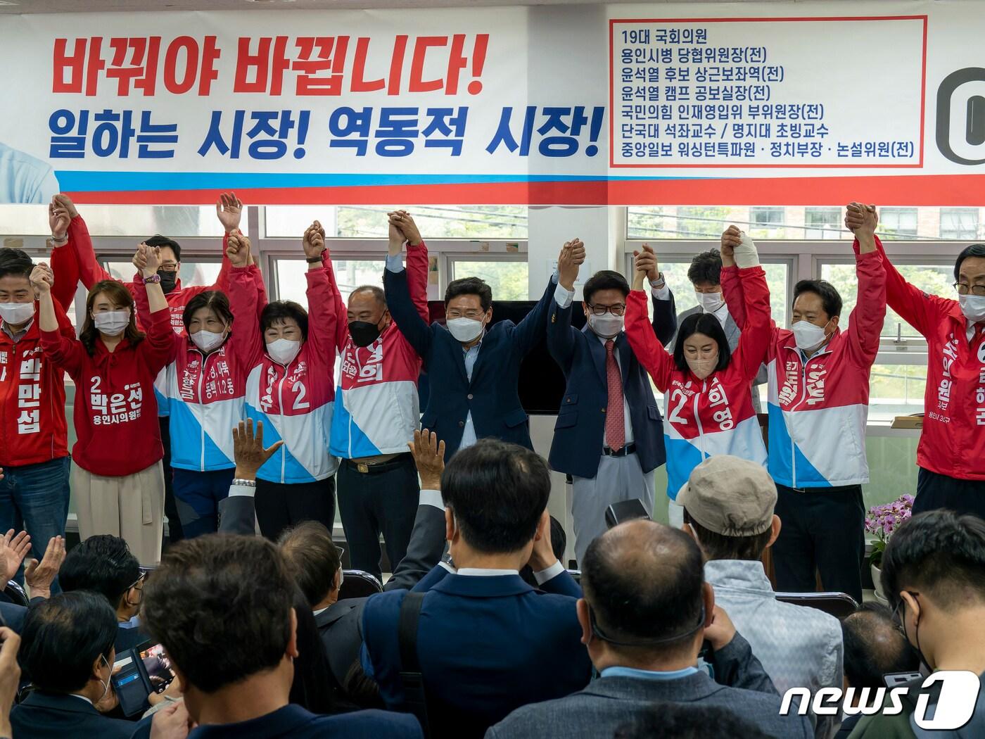본문 이미지 - 이상일 국민의힘 용인시장 후보가 8일 박주선 대통령취임준비위원장, 김은혜 경기도지사후보 등 1000여명이 참석한 가운데 선거사무소를 개소했다.(후보측 제공) ⓒ News1  