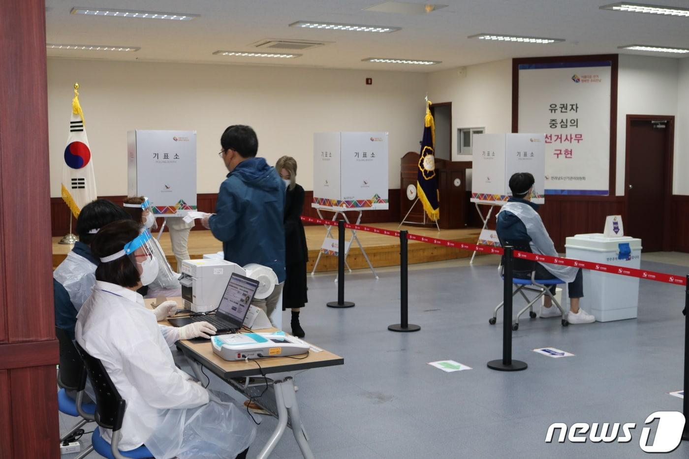 본문 이미지 - 최근 전남도선거괸리위원회가 6.1지방선거에 대비해 사전투표 시연회를 진행한 모습.(전남도선거관리위원회 제공) 2022.5.8ⓒ 뉴스1 ⓒ News1 