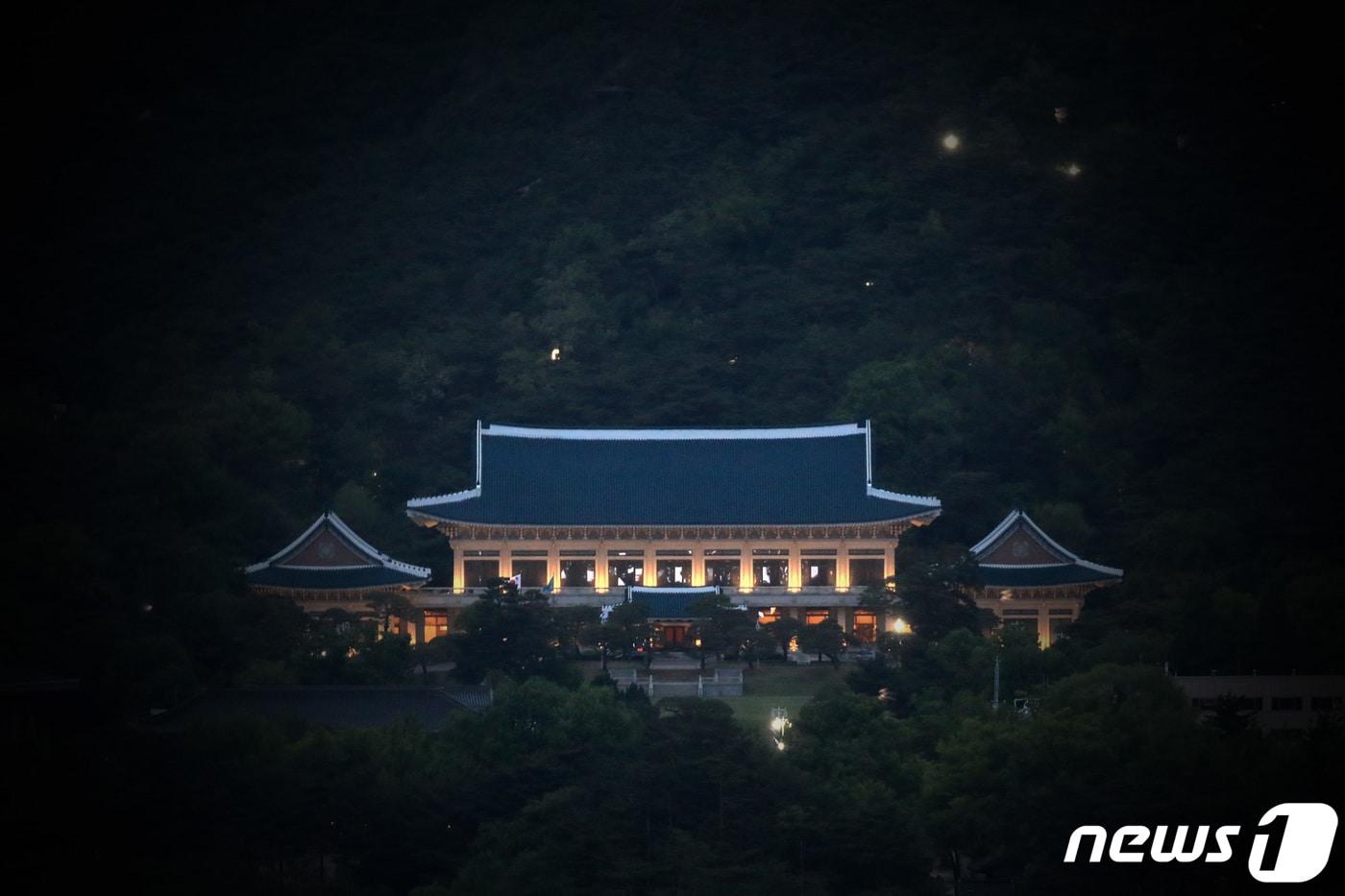 본문 이미지 - 8일 오후 청와대 경내에 불이 켜진채 밤이 깊어가고 있다. 2022.5.8/뉴스1 ⓒ News1 구윤성 기자