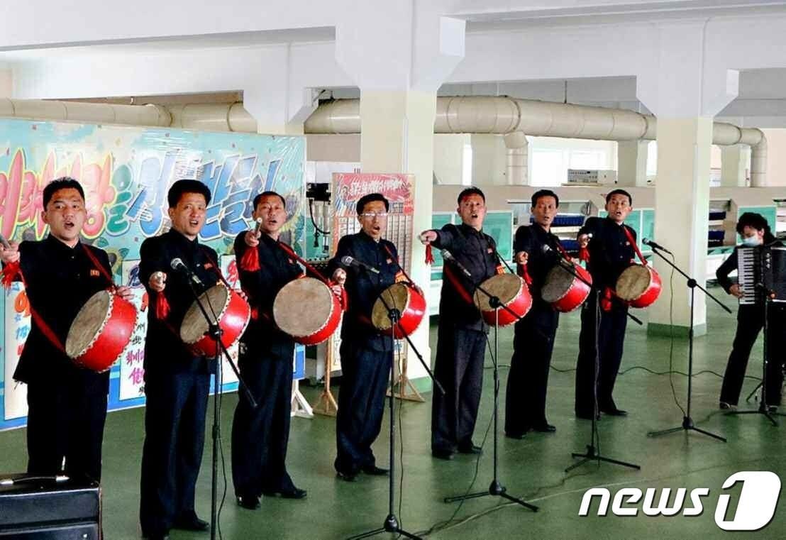 본문 이미지 - (평양 노동신문=뉴스1) = 경제 선동 중인 북한 신의주신발공장. [국내에서만 사용가능. 재배포 금지. DB 금지. For Use Only in the Republic of Korea. Redistribution Prohibited] rodongphoto@news1.kr