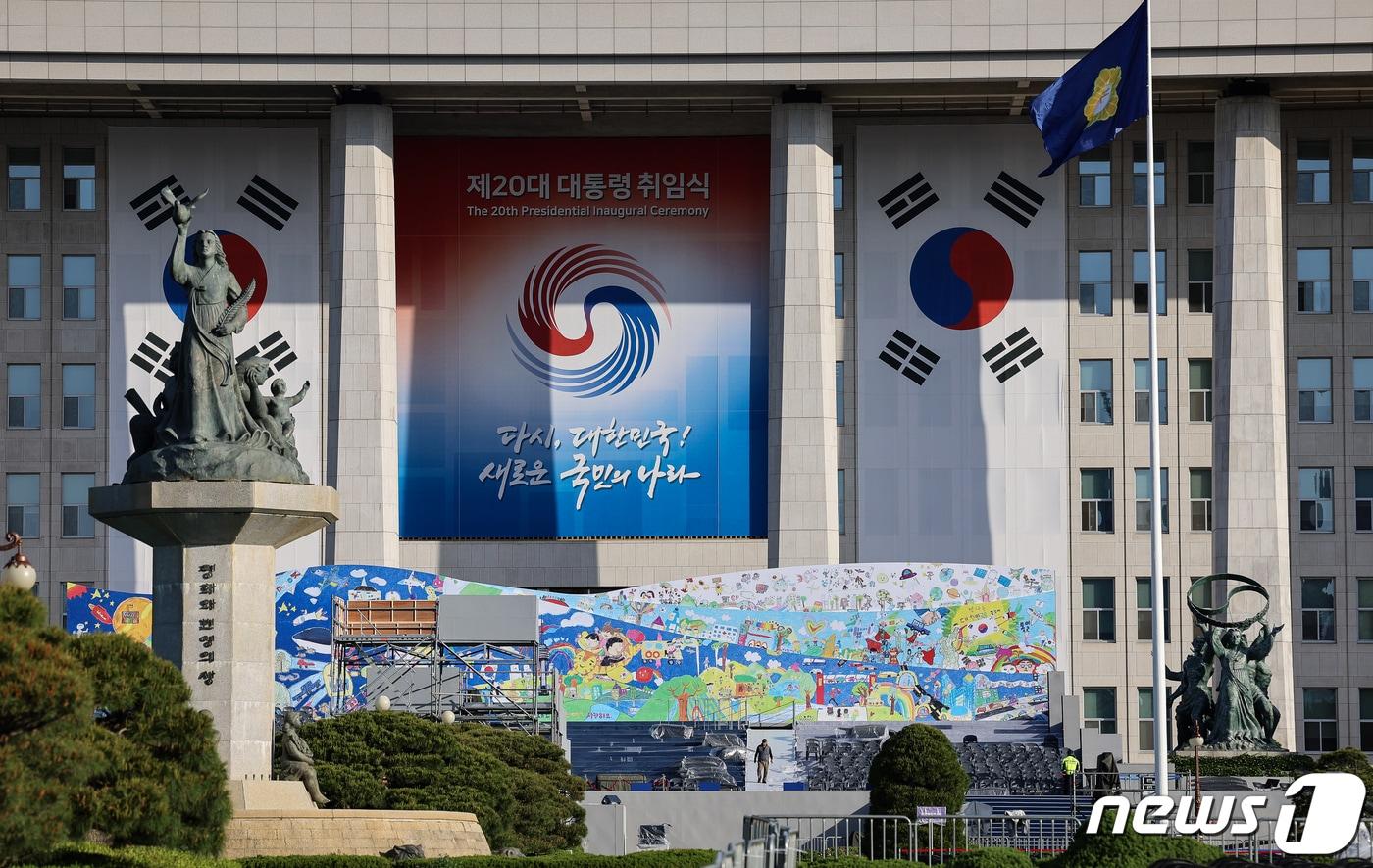 본문 이미지 - 제20대 대통령 취임식을 하루 앞둔 9일 국회 본관 앞에 마련된 취임식장에서 취임식 준비 관계자들이 마무리 작업을 하고 있다. (공동취재) 2022.5.9/뉴스1 ⓒ News1 유승관 기자