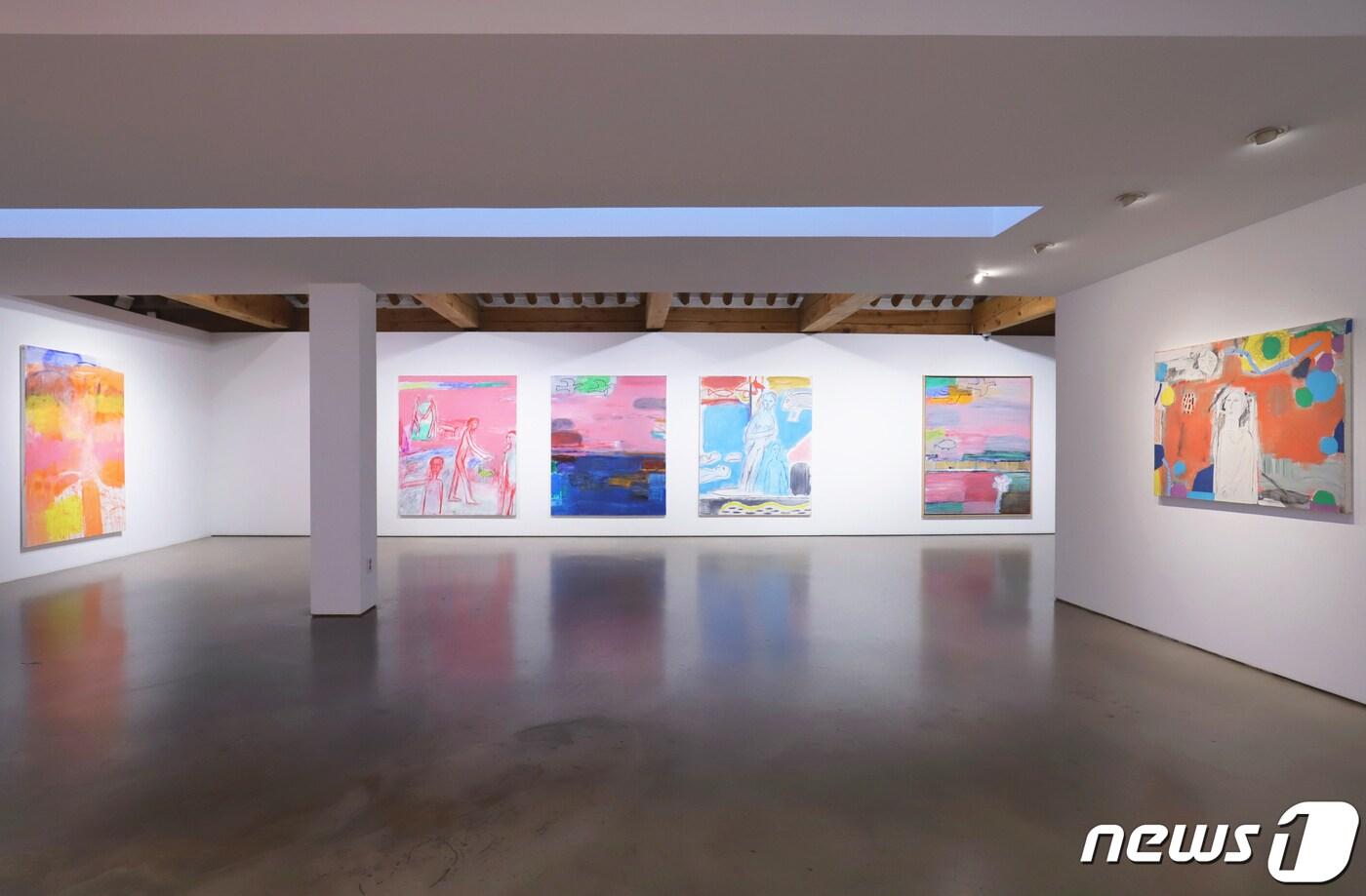 본문 이미지 - 포킴 개인전 '지상의 낙원을 그리다' 전시전경ⓒ 뉴스1