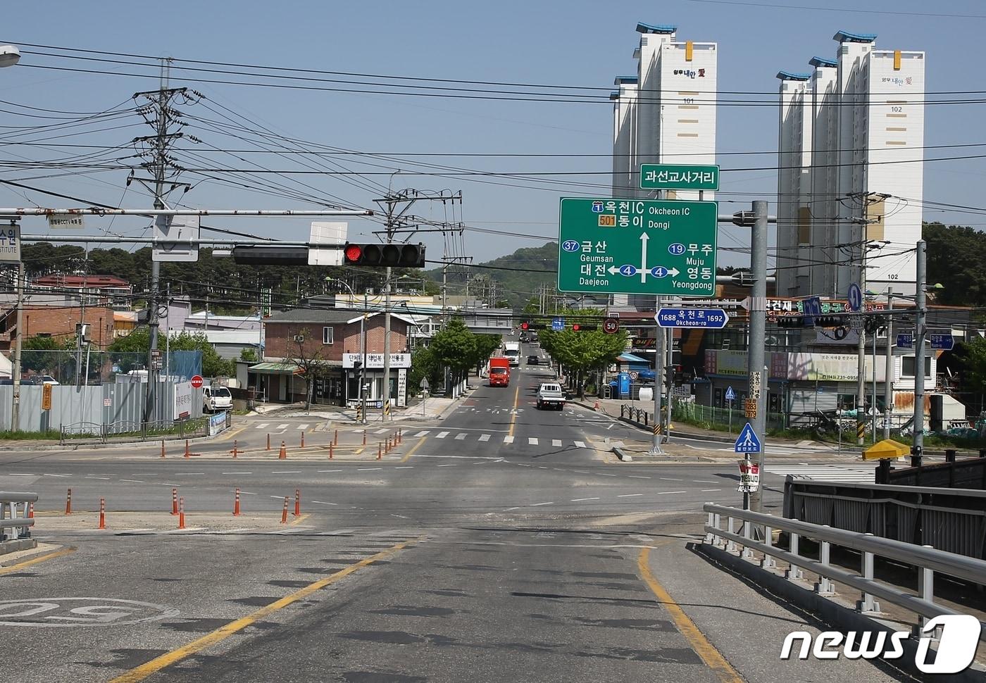 본문 이미지 - 옥천읍 마암과선교 사거리에서 본 마암~장야간 도시계획도로 공사 구간.(옥천군 제공)ⓒ 뉴스1