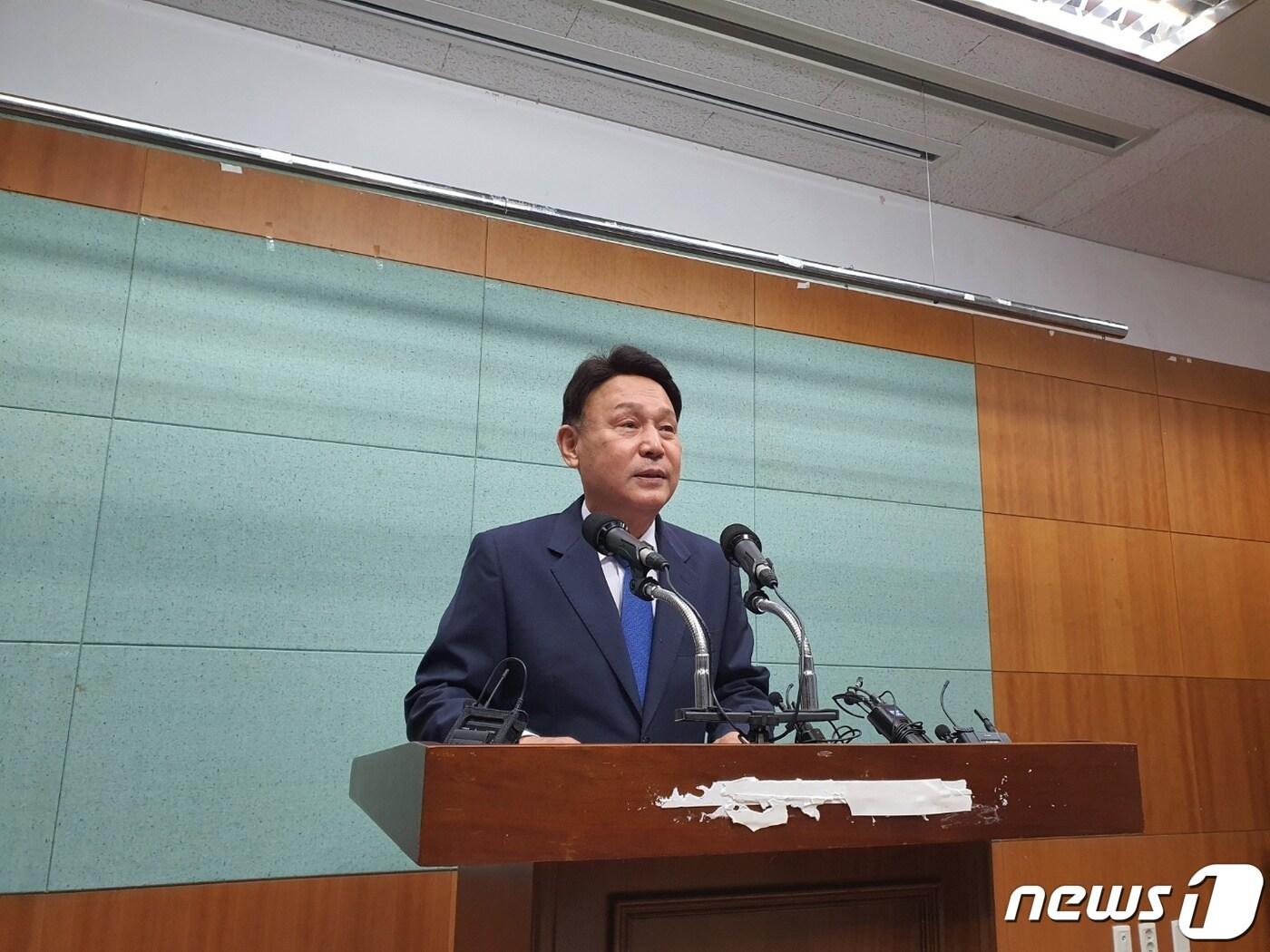 본문 이미지 - 9일 강임준 전북 군산시장 예비후보가 전북도의회 브리핑룸에서 기자회견을 갖고 있다.2022.5.9/뉴스1