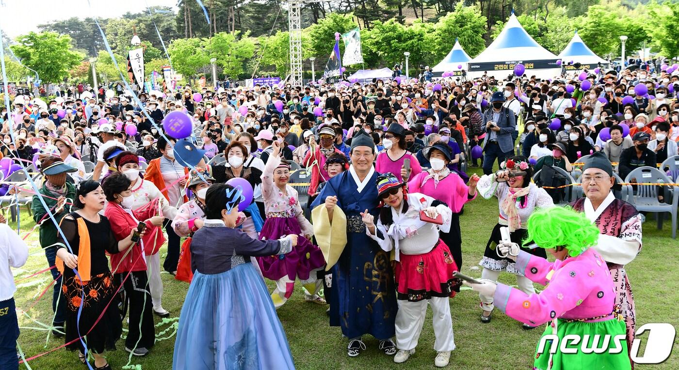 본문 이미지 - 대가야체험축제 퍼레이드를 마친 곽용환 고령군수가 주민들과 함께 함께 춤을 추고 있다. (고령군 제공)2022.5.9/ ⓒ 뉴스1