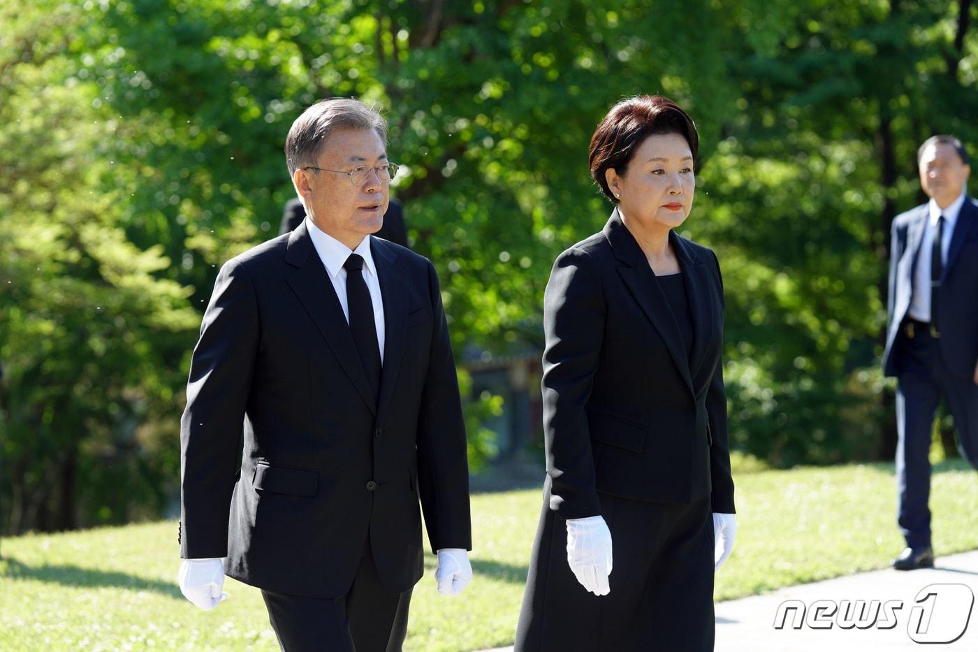 본문 이미지 - 문재인 대통령과 김정숙 여사가 9일 서울 용산구 효창공원을 찾아 삼의사 묘역 참배를 위해 이동하고 있다.(청와대 제공)2022.5.9/뉴스1 ⓒ News1 이광호 기자