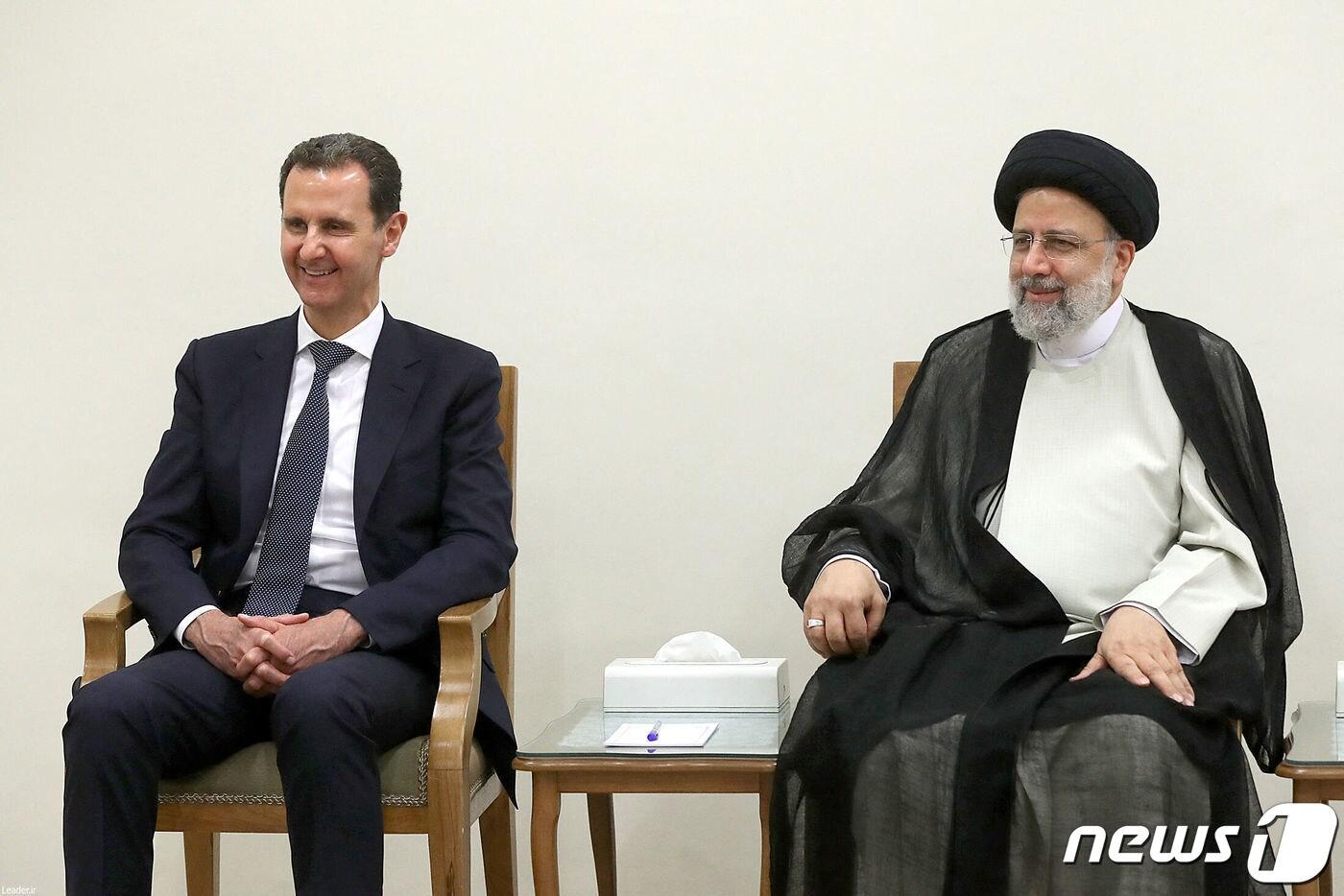 세예드 에브라힘 라이시 이란 대통령이 8일(현지시간) 11년만에 이란 테헤란을 방문한 바샤르 알 아사드 시리아 대통령과 회담을 하고 있다. ⓒ AFP=뉴스1 ⓒ News1 우동명 기자