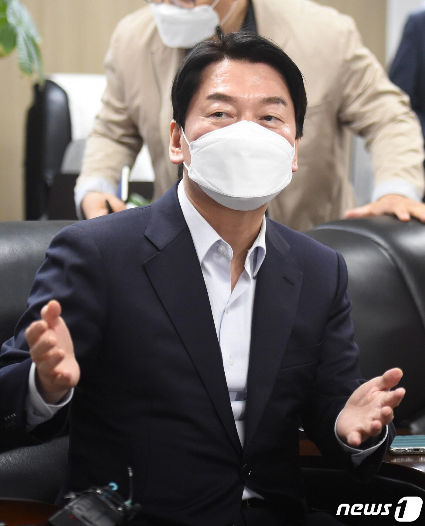 본문 이미지 - 경기 성남 분당갑 보궐선거에 출마한 안철수 전 대통령직인수위원장이 9일 오전 경기 성남 분당구 대한노인회 성남시분당구지회를 방문해 지역 어르신들께 인사를 나누고 있다. (공동취재) 2022.5.9/뉴스1 ⓒ News1 김영운 기자