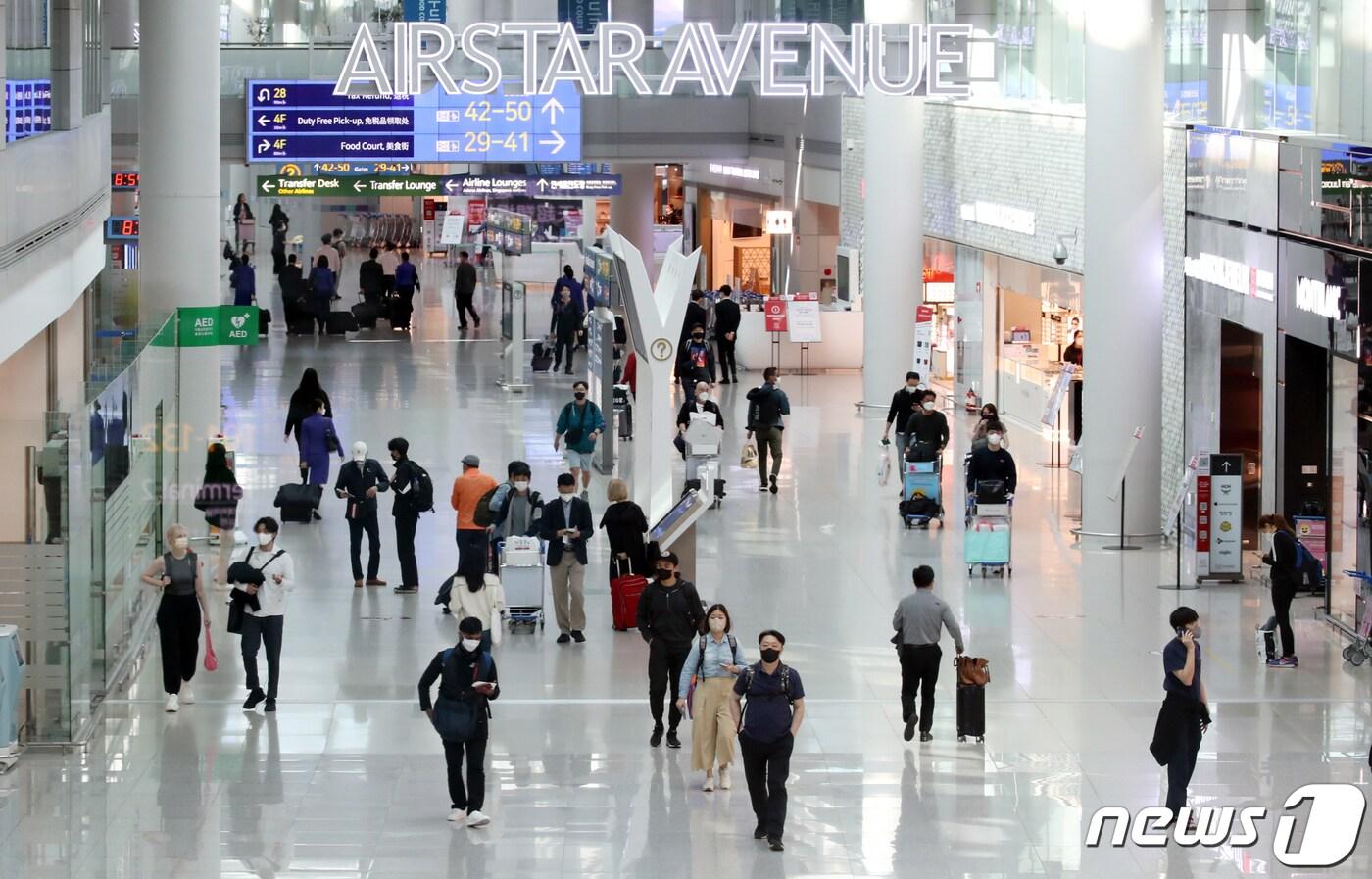 인천국제공항 제1터미널에서 시민들이 면세점을 둘러보고 있다. 2022.5.9/뉴스1 ⓒ News1 김진환 기자