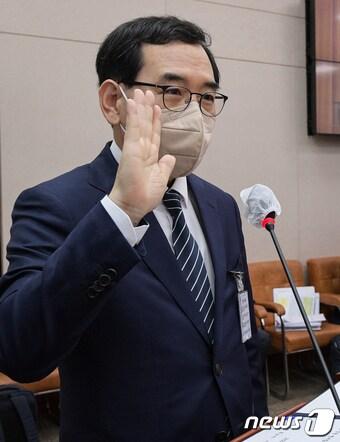 본문 이미지 - 이창양 산업통상자원부 장관 후보자가 9일 서울 여의도 국회에서 열린 인사청문회에서 선서를 하고 있다. (공동취재) 2022.5.9/뉴스1 ⓒ News1 유승관 기자