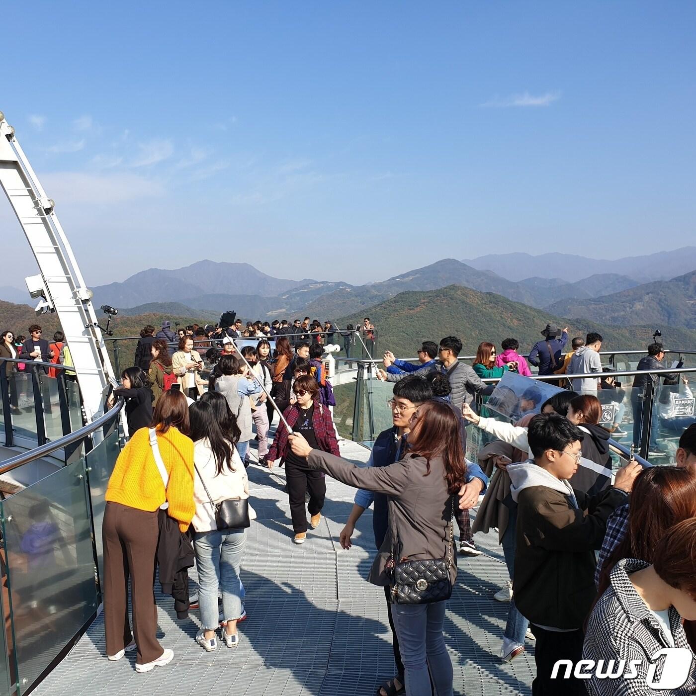 본문 이미지 - 다시 찾은 일상 회복으로 단양 만천하스카이워크에 휴일 맞아 관람객들의 발길로 북적이고 있다.(단양군 제공)ⓒ 뉴스1