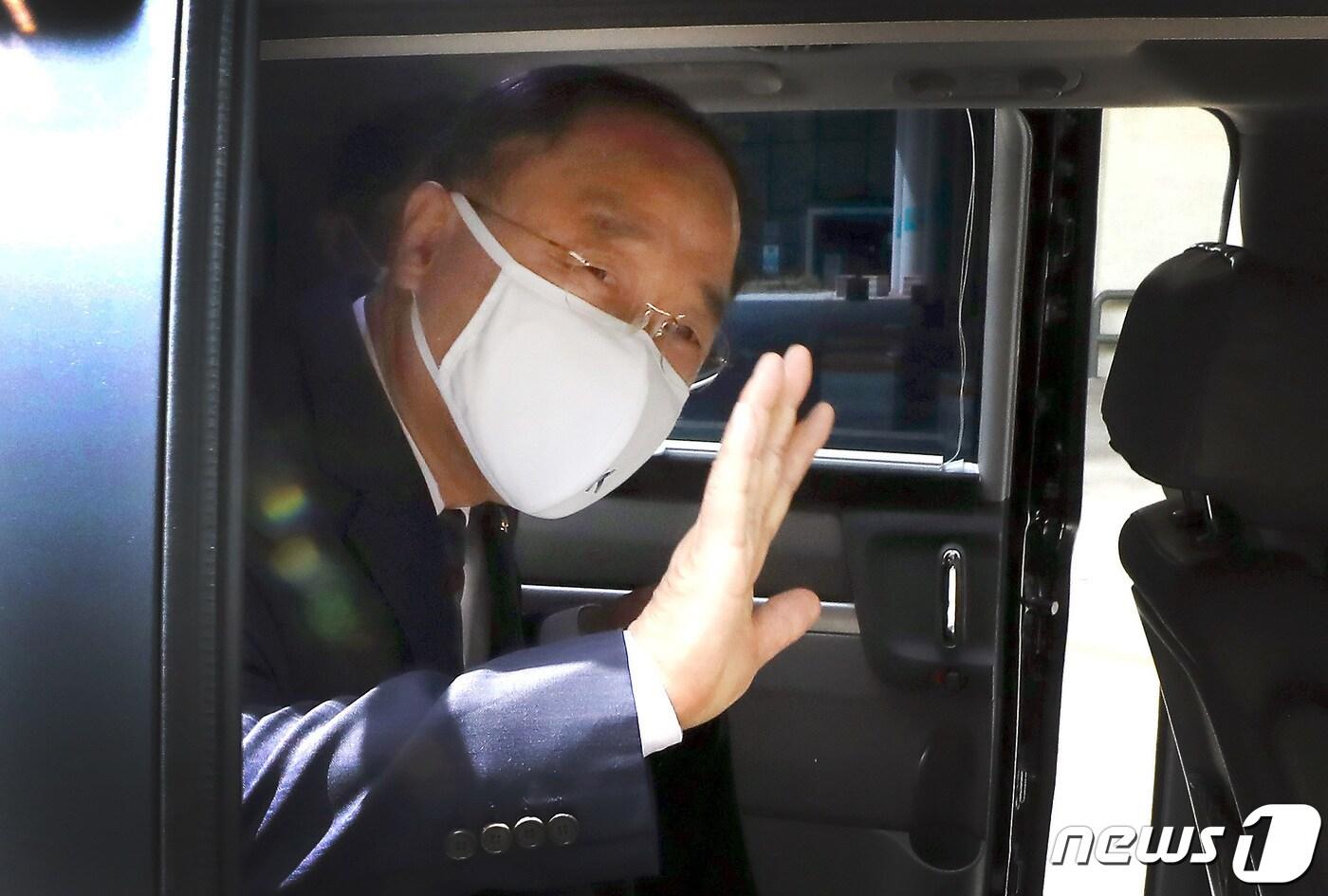 본문 이미지 - 홍남기 경제부총리 겸 기획재정부 장관이 9일 오전 정부세종청사에서 이임식을 마친 뒤 차량에 탑승, 직원들에게 손을 흔들며 인사하고 있다. 2022.5.9/뉴스1 ⓒ News1 김기남 기자
