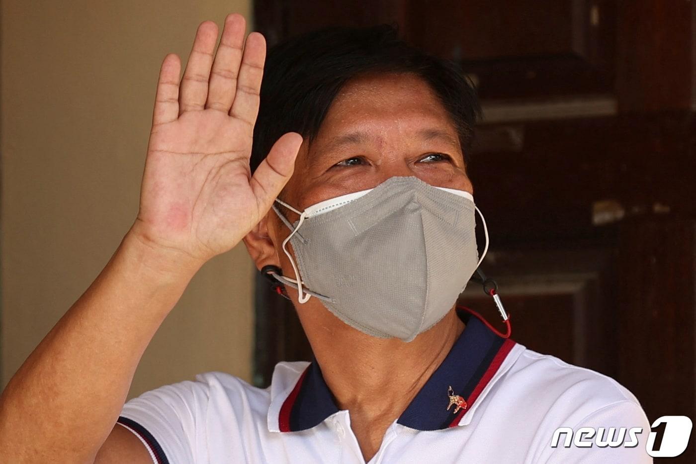 페르디난드 '봉봉' 마르코스 주니어 대통령 후보가 9일(현지시간) 필리핀 일로코스 노르테의 바탁에 있는 마리아노 마르코스 기념 초등학교에서 투표를 끝마치고 손을 흔들고 있다. 2022.05.09/뉴스1 ⓒ 로이터=뉴스1 ⓒ News1 김민수 기자