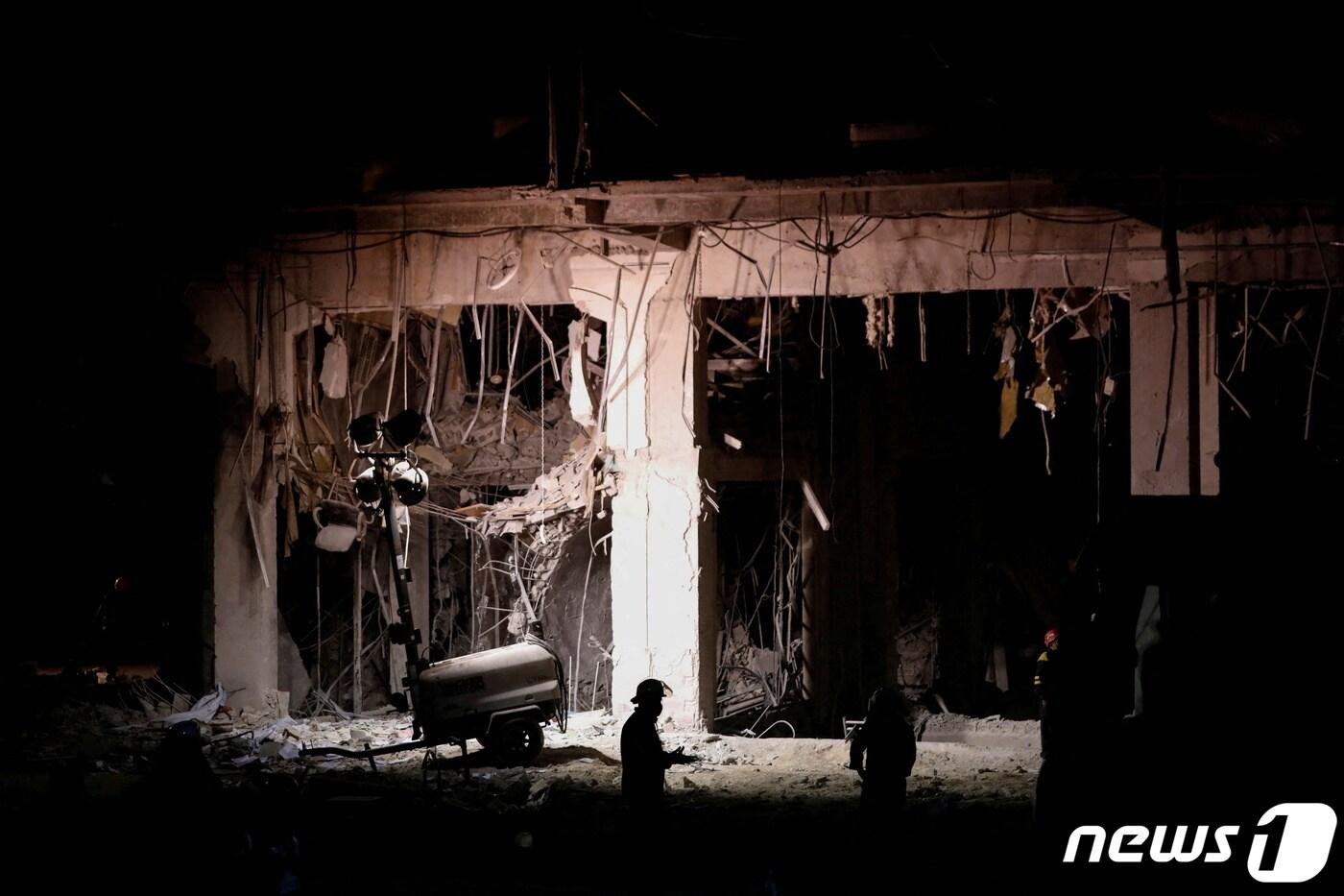 8일(현지시간) 폭발사고가 발생한 쿠바 아바나의 사라토가 호텔 앞에서 구조 대원이 걸어가고 있다. 2022.05.08/뉴스1 ⓒ 로이터=뉴스1 ⓒ News1 김민수 기자