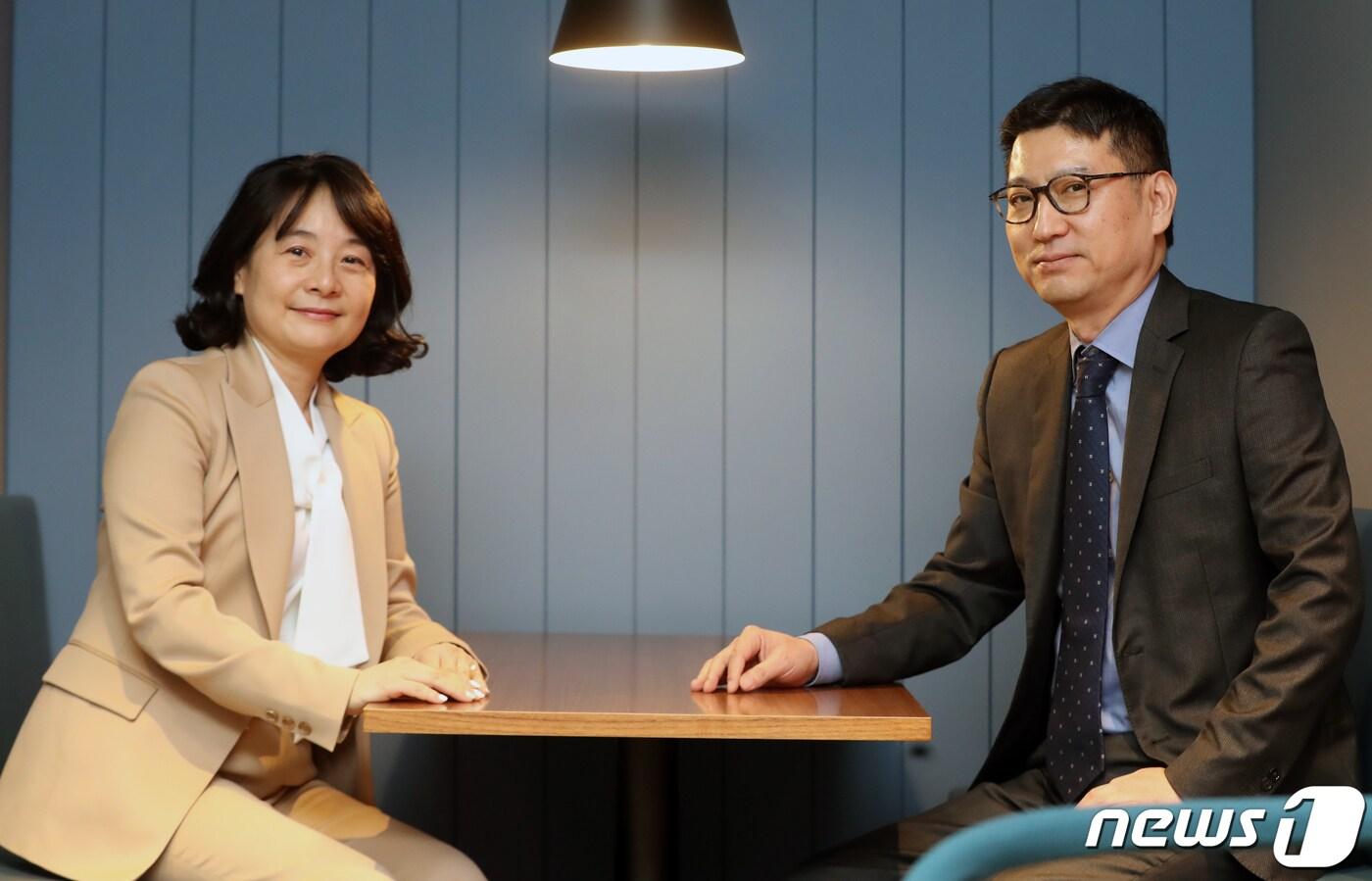 본문 이미지 - 손지영 모더나 한국법인 대표이사(왼쪽)와 김희수 부사장이 지난 9일 오후 서울 강남구 웨버샌드윅 사무실에서 뉴스1과 인터뷰 전 포즈를 취하고 있다. 2022.5.9/뉴스1 ⓒ News1 황기선 기자