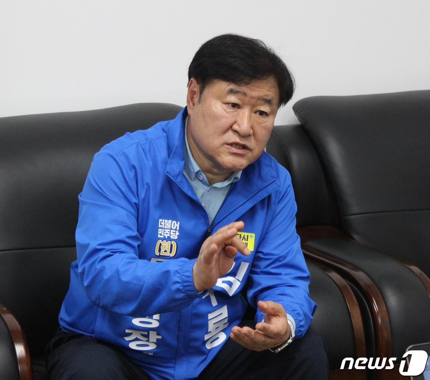 본문 이미지 - 김우룡 동래구청장이 자신의 선거 사무실에서 <뉴스1>과 인터뷰를 하고 있다.(김우룡 동래구청장 선거캠프 제공)ⓒ 뉴스1