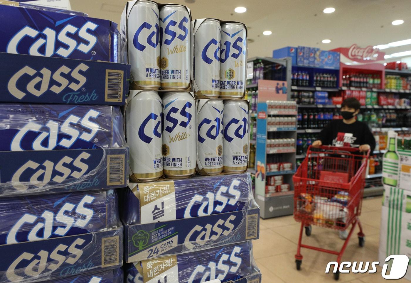 서울의 한 대형마트에서 시민들이 맥주를 살펴보고 있다. 2022.5.9/뉴스1 ⓒ News1 신웅수 기자