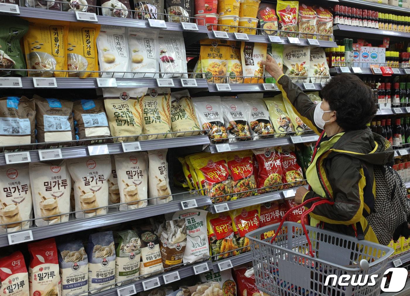 본문 이미지 - 서울의 한 대형마트에서 시민들이 밀가루를 살펴보고 있다.  ⓒ News1 신웅수 기자