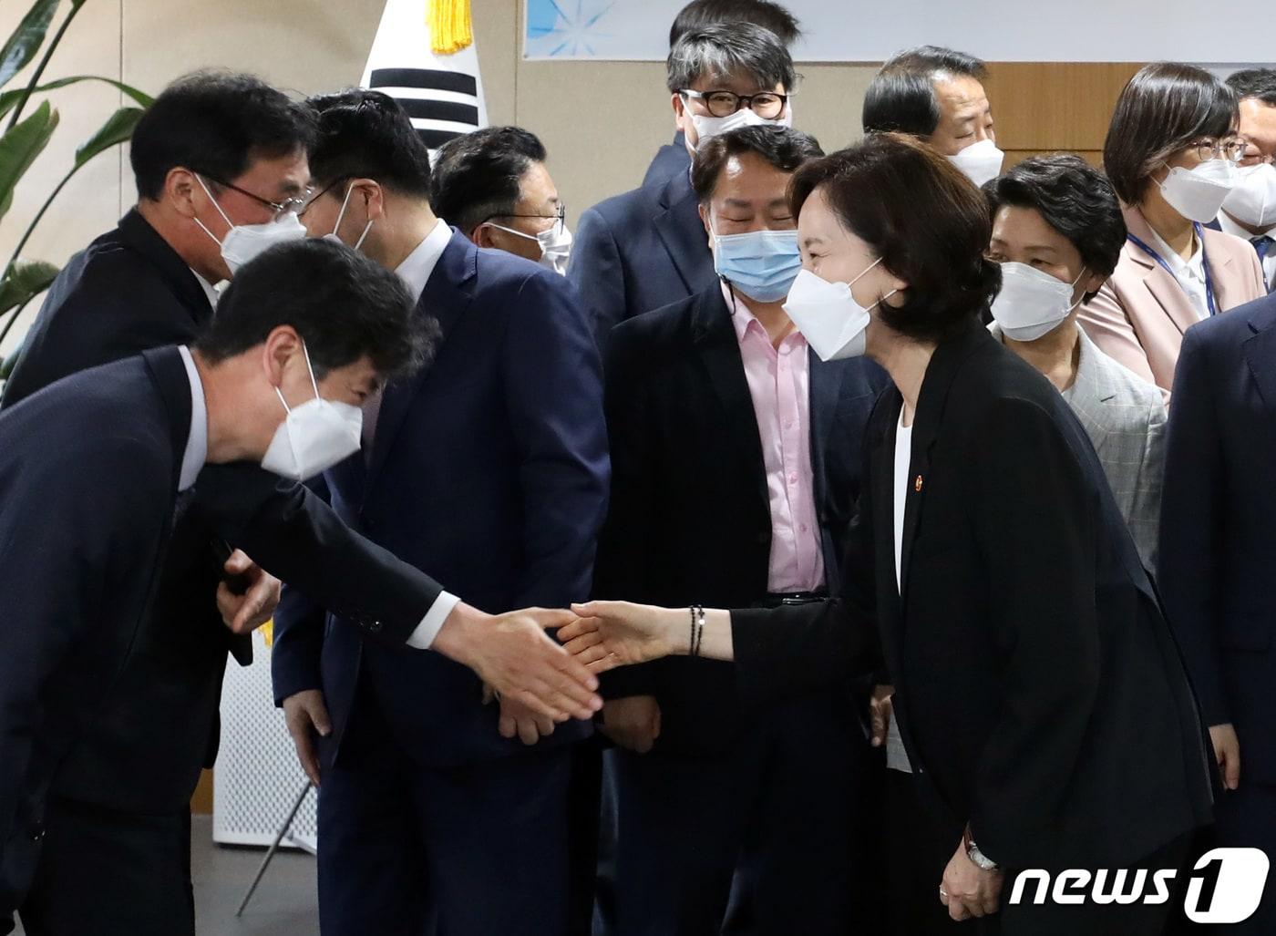 본문 이미지 - 유은혜 사회부총리 겸 교육부장관이 9일 오후 정부세종청사에서 열린 이임식에서 직원들과 작별 인사를 하고 있다. 2022.5.9/뉴스1 ⓒ News1 김기남 기자