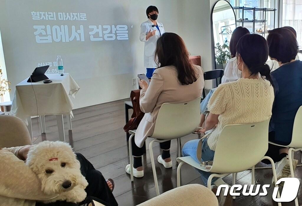 본문 이미지 - 신사경 VIP동물한방재활의학센터 원장이 9일 서울 강남구 놀로에서 보호자 대상 강의를 하고 있다. ⓒ 뉴스1 최서윤 기자