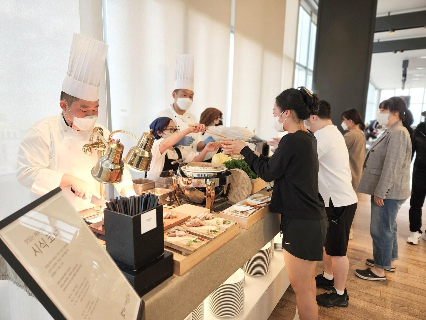 본문 이미지 - 신라스테이 제주는 5월 가정의 달을 맞아 제주 전역 '맛있는 제주만들기' 식당의 대표 메뉴를 맛볼 수 있는 '가정의 달 뷔페 프로모션'을 운영한다고 9일 밝혔다. (호텔신라 제공) ⓒ 뉴스1