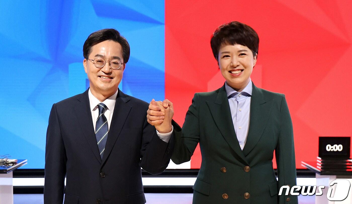 본문 이미지 - 경기언론인클럽·인천언론인클럽·인천경기기자협회가 공동 주최하는 6·1 지방선거 경기도지사 후보자 초청 토론회가 열린 9일 오후 경기 수원 팔달구 수원 SK 브로드밴드 수원방송에서 김동연 더불어민주당 후보와 김은혜 국민의힘 후보가 토론에 앞서 손을 맞잡고 있다. (인천경기기자협회 제공) 2022.5.9/뉴스1 ⓒ News1 김영운 기자
