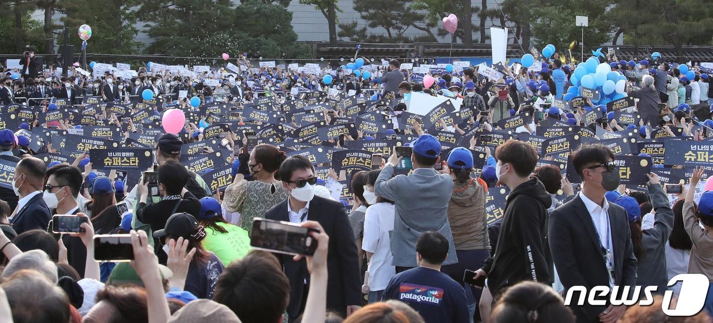 본문 이미지 - 문재인 대통령의 5년 임기를 마치는 9일 오후 청와대 앞에서 시민들이 청와대를 떠나는 문재인 대통령을 배웅하고 있다. 문 대통령 부부는 10일 국회의사당에서 개최되는 윤석열 대통령 당선인의 공식 취임식에 참석한 뒤 KTX를 타고 양산으로 내려갈 예정이다. 2022.5.9/뉴스1 ⓒ News1 임세영 기자