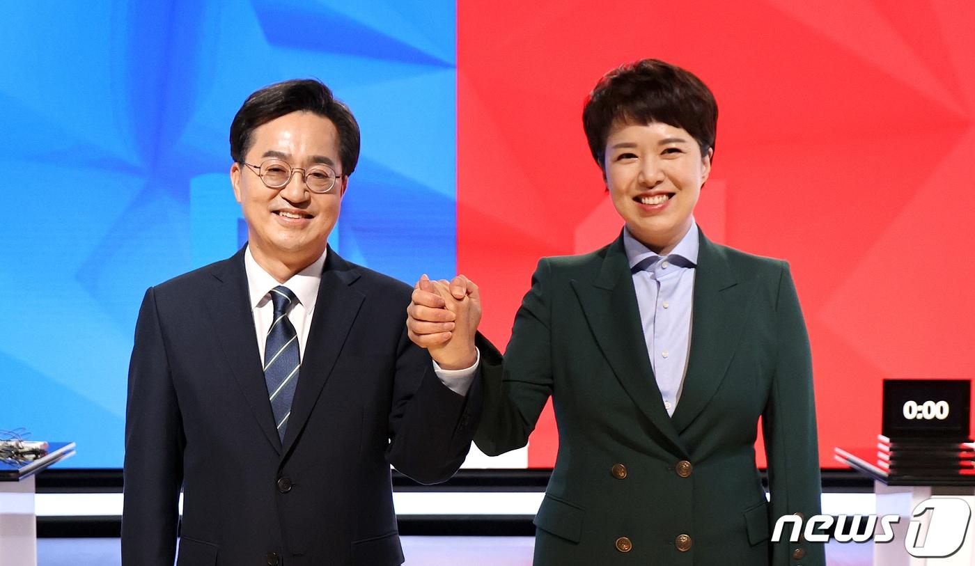 본문 이미지 - 경기언론인클럽·인천언론인클럽·인천경기기자협회가 공동 주최하는 6·1 지방선거 경기도지사 후보자 초청 토론회가 열린 9일 오후 경기 수원 팔달구 수원 SK 브로드밴드 수원방송에서 김동연 더불어민주당 후보와 김은혜 국민의힘 후보가 토론에 앞서 손을 맞잡고 있다. (인천경기기자협회 제공) 2022.5.9 / ⓒ 뉴스1